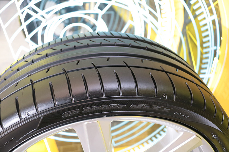 輸入外車向けとして定評のある「SP SPORTS MAXX」や「LE MANS V」、低燃費タイヤの「VEURO」と「エナセーブ」、冬用タイヤである「WINTER MAXX」も展示