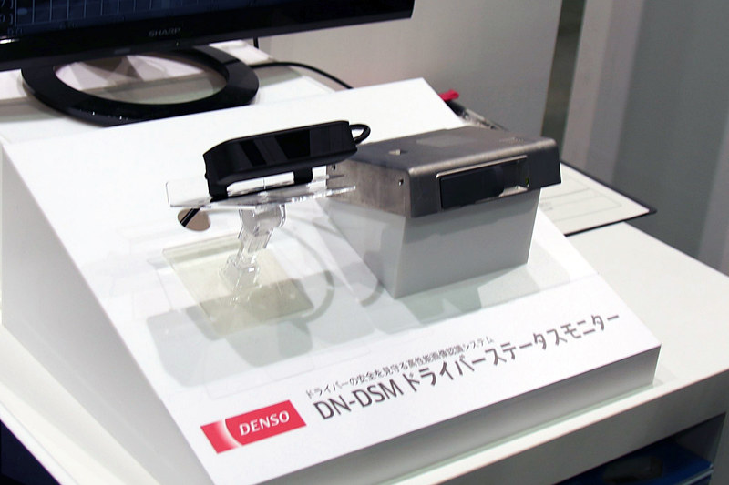 ドライバーの顔画像の解析によって脇見運転や居眠りを検知する「DN-DSM」