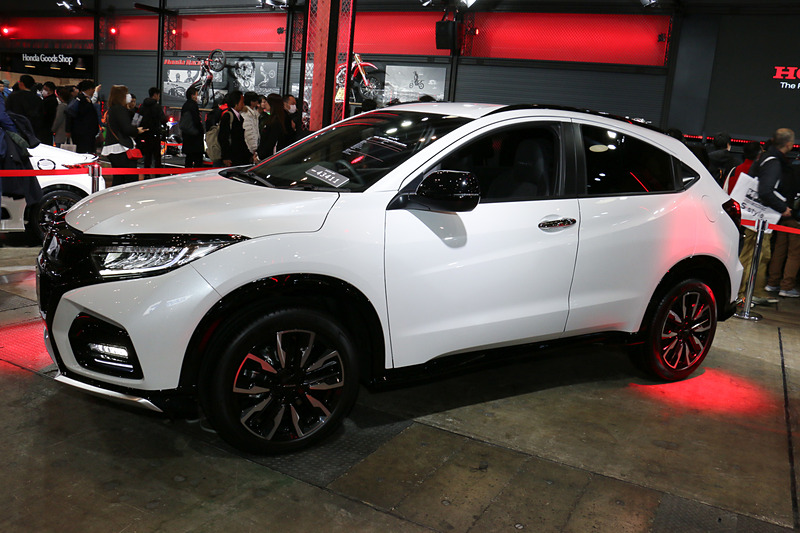 フロントグリル、フロントエアロバンパー、リアバンパーなどが専用形状となり、フロントマスクにフロントビームライト、LEDフォグランプを装着。ルーフレールやドアミラーをブラック塗装で専用化しているほか、大型テールゲートスポイラーも備える