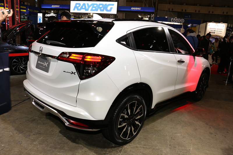 フロントグリル、フロントエアロバンパー、リアバンパーなどが専用形状となり、フロントマスクにフロントビームライト、LEDフォグランプを装着。ルーフレールやドアミラーをブラック塗装で専用化しているほか、大型テールゲートスポイラーも備える