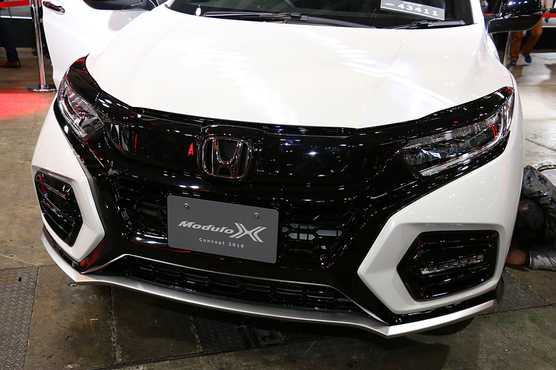 フロントグリル、フロントエアロバンパー、リアバンパーなどが専用形状となり、フロントマスクにフロントビームライト、LEDフォグランプを装着。ルーフレールやドアミラーをブラック塗装で専用化しているほか、大型テールゲートスポイラーも備える