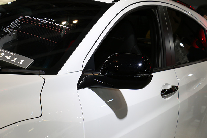 フロントグリル、フロントエアロバンパー、リアバンパーなどが専用形状となり、フロントマスクにフロントビームライト、LEDフォグランプを装着。ルーフレールやドアミラーをブラック塗装で専用化しているほか、大型テールゲートスポイラーも備える