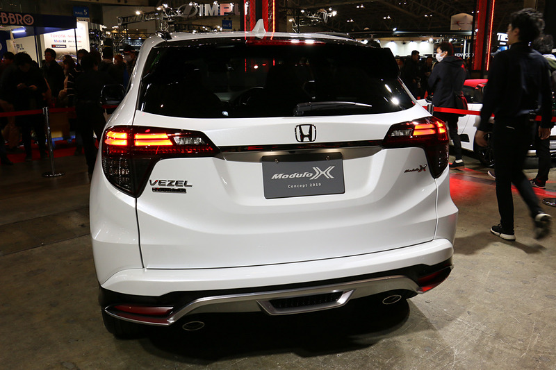 フロントグリル、フロントエアロバンパー、リアバンパーなどが専用形状となり、フロントマスクにフロントビームライト、LEDフォグランプを装着。ルーフレールやドアミラーをブラック塗装で専用化しているほか、大型テールゲートスポイラーも備える