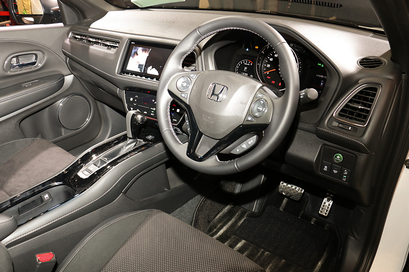 専用品となる本革巻ステアリングやフロアマットを採用するほか、インパネソフトパッド、8インチのプレミアムインターナビを装備している