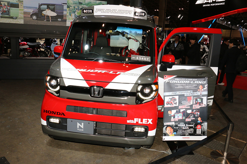 赤を基調に白と黒のラインを与えてかっこよさを追求