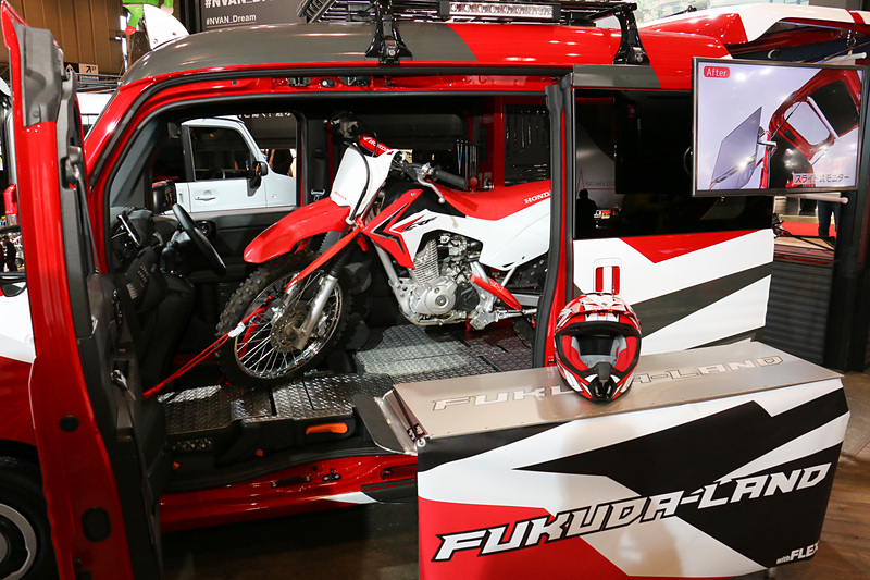 フロアをアルミパネルで補強して耐久性を確保。バイクをより気軽に搭載できるようにしている