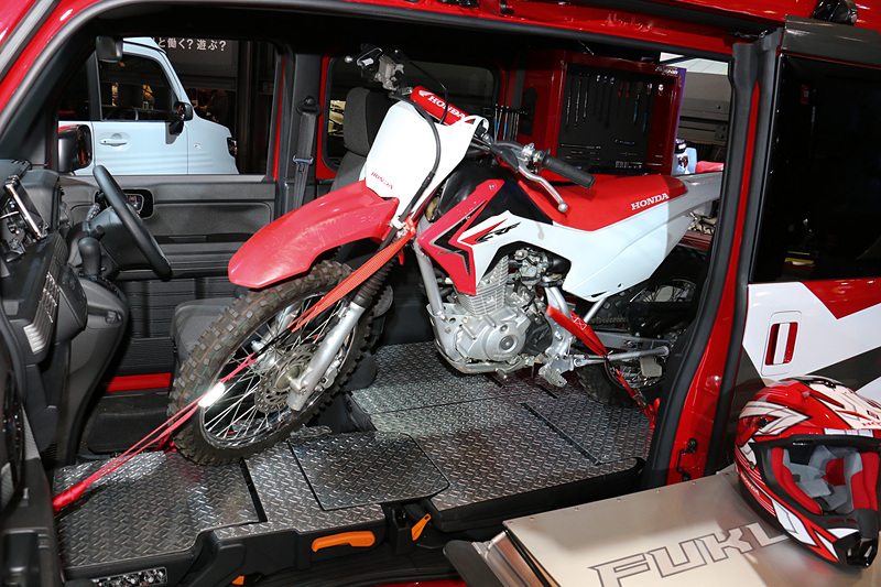 フロアをアルミパネルで補強して耐久性を確保。バイクをより気軽に搭載できるようにしている