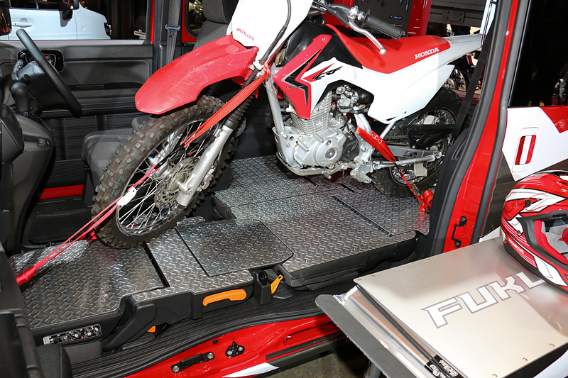 フロアをアルミパネルで補強して耐久性を確保。バイクをより気軽に搭載できるようにしている
