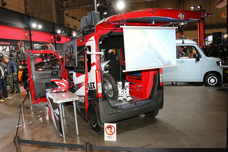 リアハッチにスクリーンを設置。この前にバイクを設置して映像を見ることでバイク走行を疑似体験できるようにしている