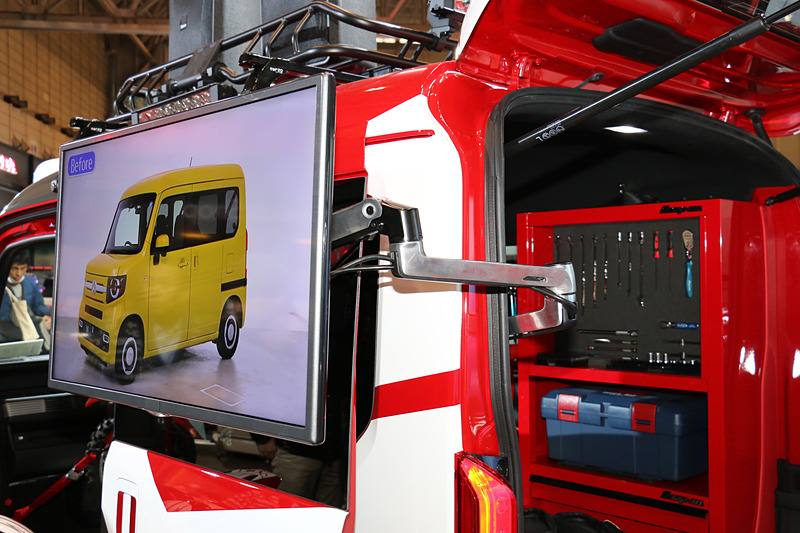 移動先でレースの魅力を紹介できるよう、スライド式の大型画面やスピーカーなども装着している