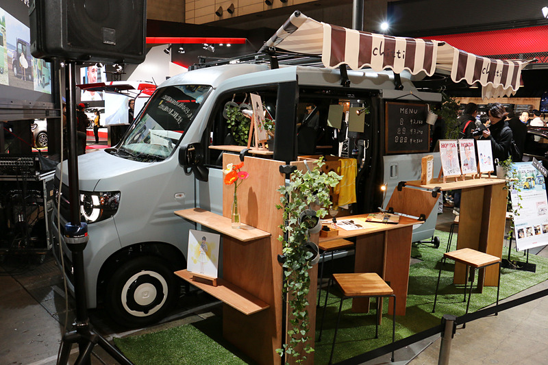 イラストレーター ちひろさんのカスタマイズ案を具体化した「N-VAN ART STAND」