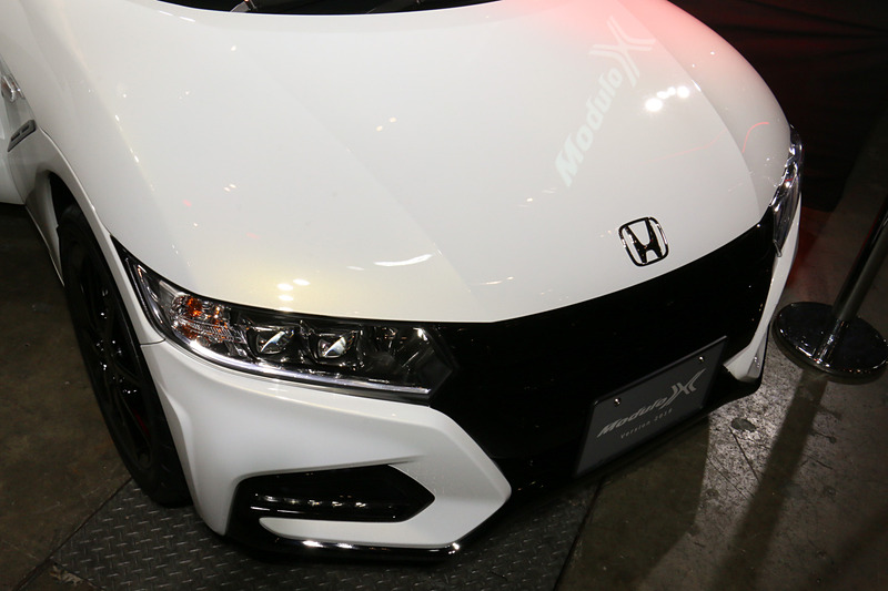 フロントノーズのHマークをガンメタリック色に