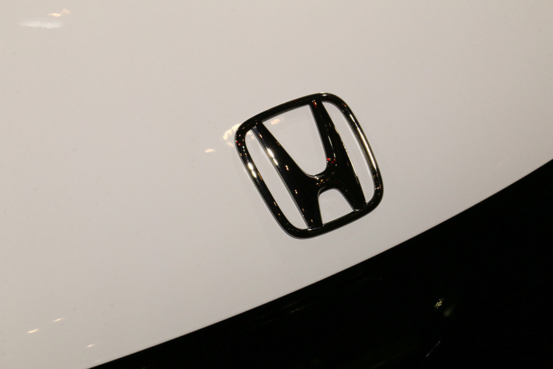 フロントノーズのHマークをガンメタリック色に