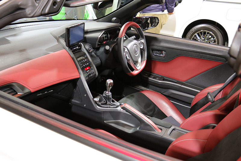 インテリアで使われているボルドーレッドの表皮がドアトリムにも拡大された