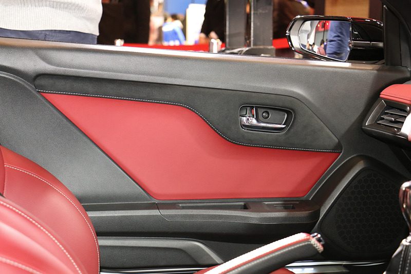 インテリアで使われているボルドーレッドの表皮がドアトリムにも拡大された