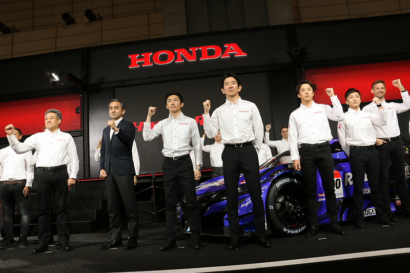 本田技研工業株式会社 モータースポーツ部 部長 山本雅史氏（左）や本田技研工業株式会社 執行役員 ブランド・コミュニケーション本部長 森山克英氏（左から2番目）と、ホンダから2019年シーズンの戦いに挑むドライバー・ライダーがシーズンに向けた意気込みを披露した