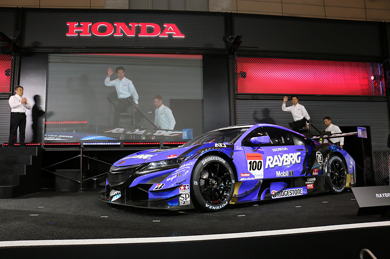 ホンダが参戦する主要なレース活動に出場するドライバーやライダーが紹介され、山本部長がひと言ずつ声を掛けながら握手で出迎える