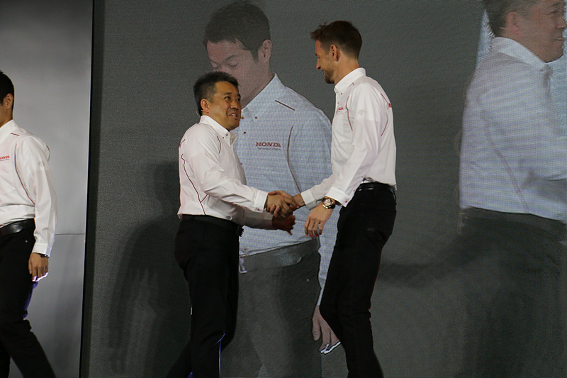 ホンダが参戦する主要なレース活動に出場するドライバーやライダーが紹介され、山本部長がひと言ずつ声を掛けながら握手で出迎える