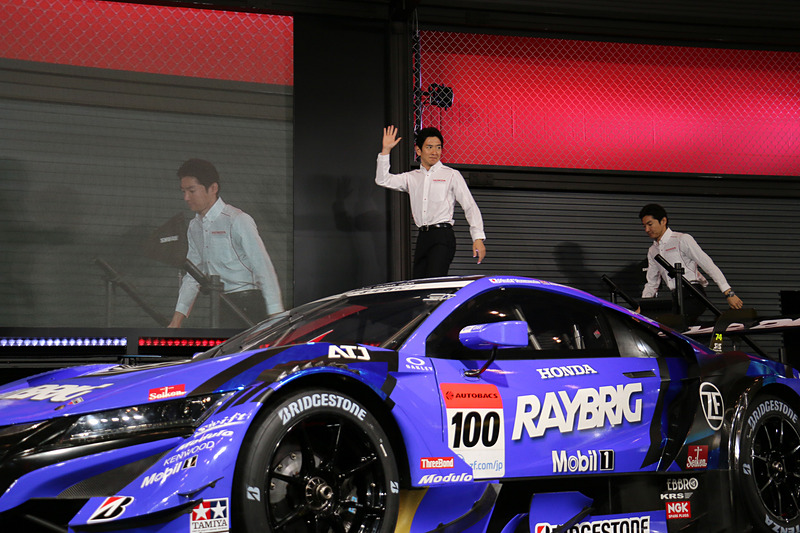 ホンダが参戦する主要なレース活動に出場するドライバーやライダーが紹介され、山本部長がひと言ずつ声を掛けながら握手で出迎える