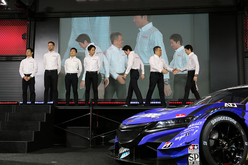ホンダが参戦する主要なレース活動に出場するドライバーやライダーが紹介され、山本部長がひと言ずつ声を掛けながら握手で出迎える