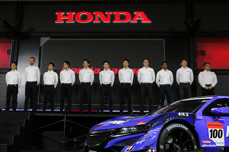 壇上に多数のドライバーやライダーが並んだ