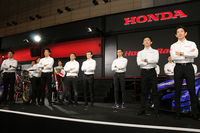 壇上に多数のドライバーやライダーが並んだ