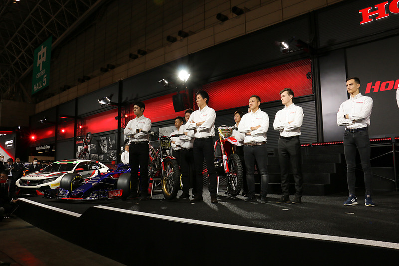 壇上に多数のドライバーやライダーが並んだ