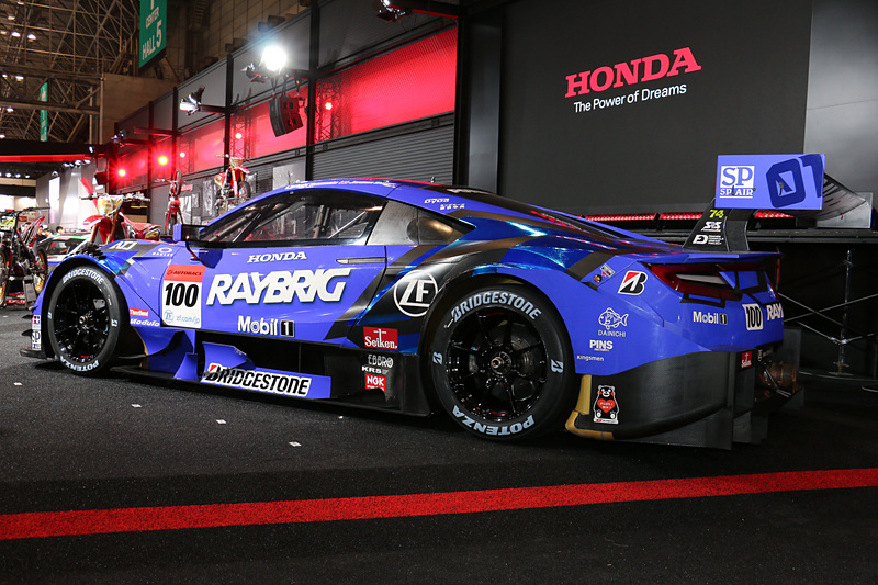 山本尚貴選手とジェンソン・バトン選手のコンビで2018年のSUPER GT年間優勝を果たした「RAYBRIG NSX-GT」。2019年シーズンはチャンピオンマシンとしてゼッケンNo.1でレース参戦する