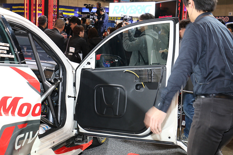 ドアパネルに大きくHのマークが入る