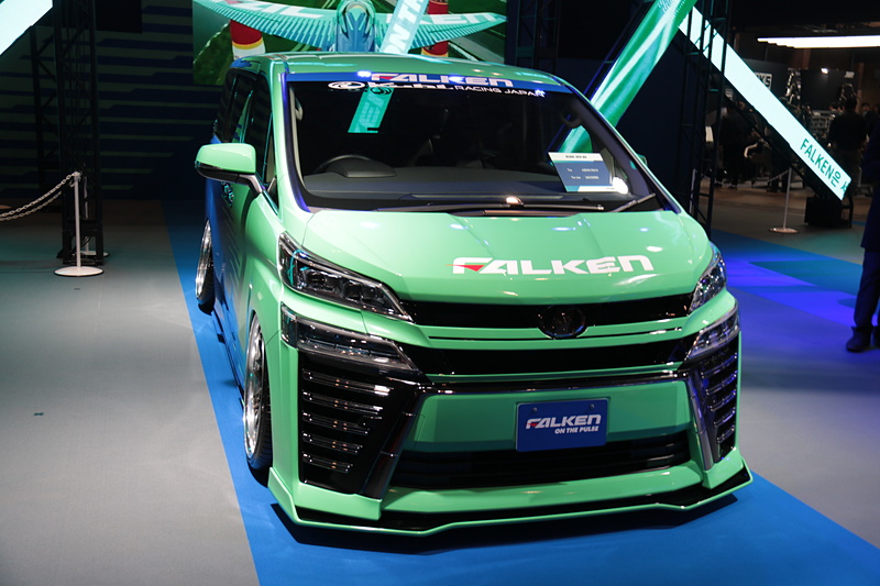 「AZENIS FK510」を装着した「KUHL 30V-RS」と「balance it R8」、「WILDPEAK M/T01」を履いた「FORD F150 SVT RAPTOR」などを展示