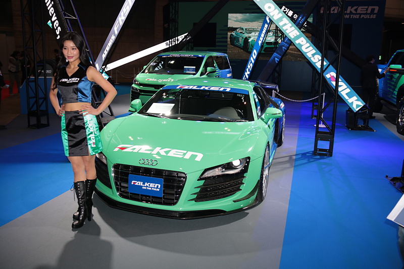 「AZENIS FK510」を装着した「KUHL 30V-RS」と「balance it R8」、「WILDPEAK M/T01」を履いた「FORD F150 SVT RAPTOR」などを展示