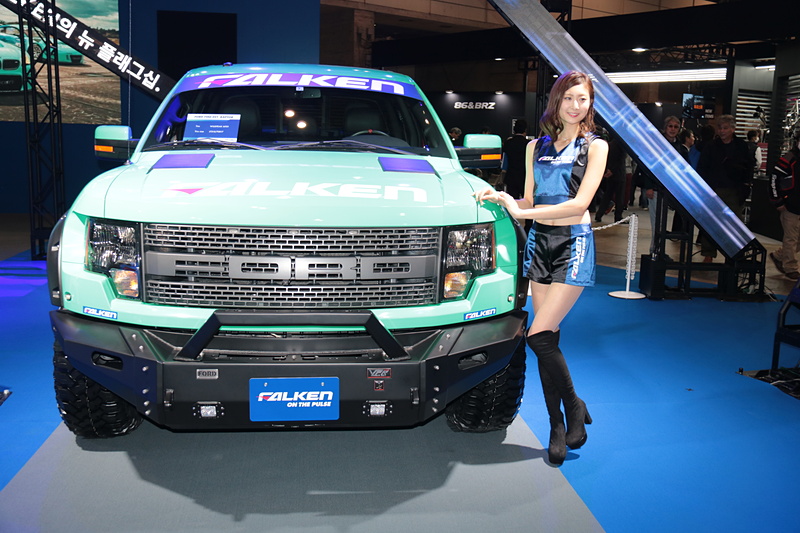 「AZENIS FK510」を装着した「KUHL 30V-RS」と「balance it R8」、「WILDPEAK M/T01」を履いた「FORD F150 SVT RAPTOR」などを展示