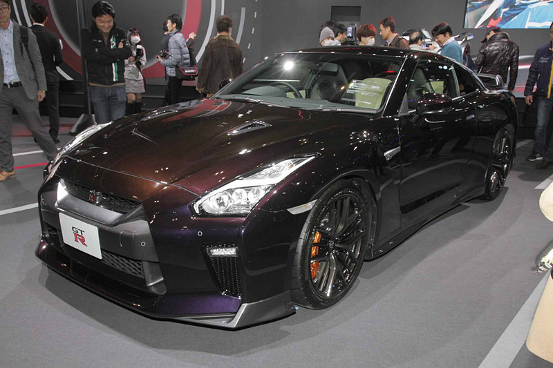 2018年12月に予約受付を開始したGT-R特別仕様車 大坂なおみ選手 日産ブランドアンバサダー就任記念モデル（限定50台）。ボディカラーは目にする角度や光の当たり方によって色の見え方が変わり、宝石のような光のある輝きを放つ特別塗装色「ミッドナイトオパール」を専用色としたほか、「ブリリアント ホワイトオパール」「メテオフレークブラックオパール」の3色を設定