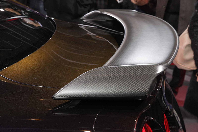 2018年12月に予約受付を開始したGT-R特別仕様車 大坂なおみ選手 日産ブランドアンバサダー就任記念モデル（限定50台）。ボディカラーは目にする角度や光の当たり方によって色の見え方が変わり、宝石のような光のある輝きを放つ特別塗装色「ミッドナイトオパール」を専用色としたほか、「ブリリアント ホワイトオパール」「メテオフレークブラックオパール」の3色を設定