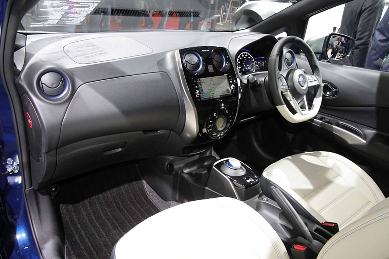 内装は1台1台が匠の技によってハンドメイドで仕立てられ、シートの素材、カラーリングの変更、ステアリングの仕様変更などのカスタマイズが可能。走りだけではなく、インテリアの質感にも拘った個性的なモデルに仕上げられている