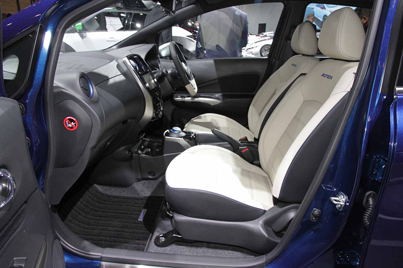 内装は1台1台が匠の技によってハンドメイドで仕立てられ、シートの素材、カラーリングの変更、ステアリングの仕様変更などのカスタマイズが可能。走りだけではなく、インテリアの質感にも拘った個性的なモデルに仕上げられている