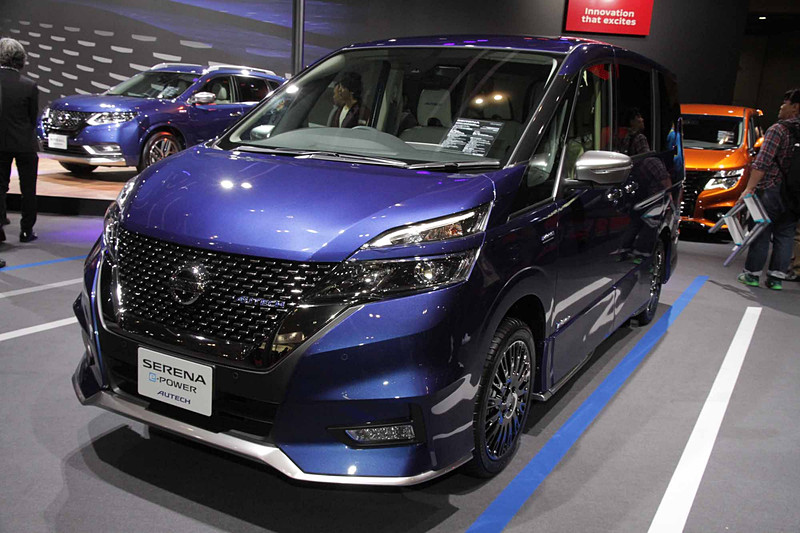 迫力のフロントグリルやメタル調フィニッシュの前後プロテクター、サイドプロテクターを装備してスタイリッシュなエクステリアになった「セレナ e-POWER AUTECH」