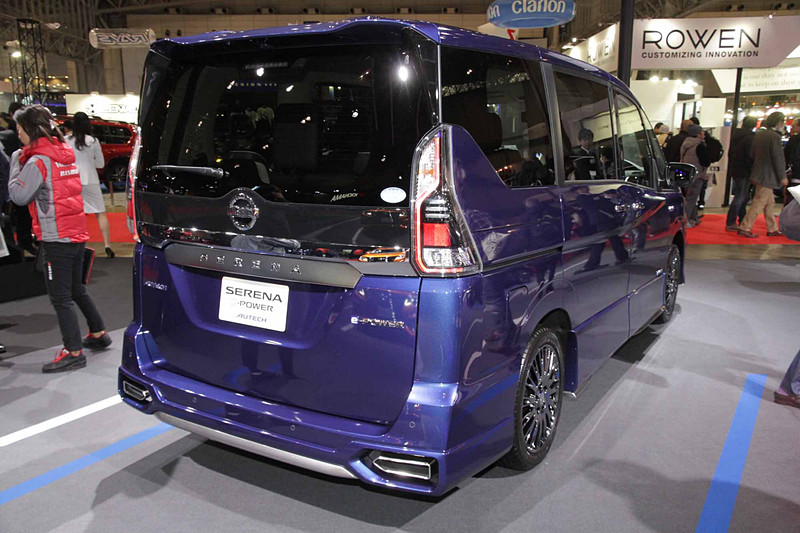 迫力のフロントグリルやメタル調フィニッシュの前後プロテクター、サイドプロテクターを装備してスタイリッシュなエクステリアになった「セレナ e-POWER AUTECH」