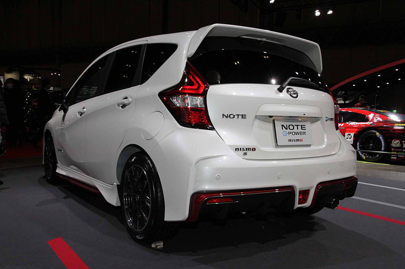 「ノート e-POWER NISMO」はモータースポーツで培ったNISMOのDNAと日産の新技術“e-POWER”を融合させ、NISMOの新しい走りを実現したモデル。エクステリアにはレースで鍛え上げたエアロダイナミクスデザインを採用し、整流効果の高い大型のリアスポイラーを装備。専用デザインとなるディフューザー形状のリアバンパーなど、手抜かりのないコンプリートパッケージに仕上げられた