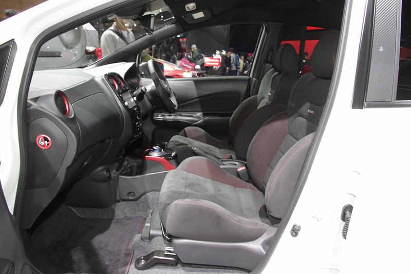 「ノート e-POWER NISMO」はモータースポーツで培ったNISMOのDNAと日産の新技術“e-POWER”を融合させ、NISMOの新しい走りを実現したモデル。エクステリアにはレースで鍛え上げたエアロダイナミクスデザインを採用し、整流効果の高い大型のリアスポイラーを装備。専用デザインとなるディフューザー形状のリアバンパーなど、手抜かりのないコンプリートパッケージに仕上げられた