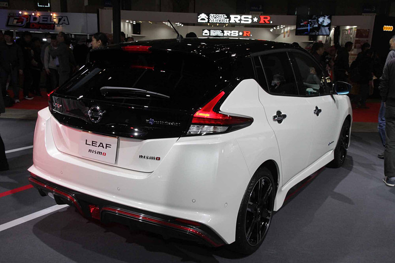 NISMOチューンで走りやインテリアがよりスポーティな味付けになり、足まわりではシャープなデザインの18インチアルミホイールを採用した「リーフ NISMO」