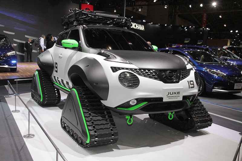 4本のタイヤの変わりに砂利道や雪道でも走行可能な専用のクローラーを装着した「JUKE Personalization Adventure Concept」