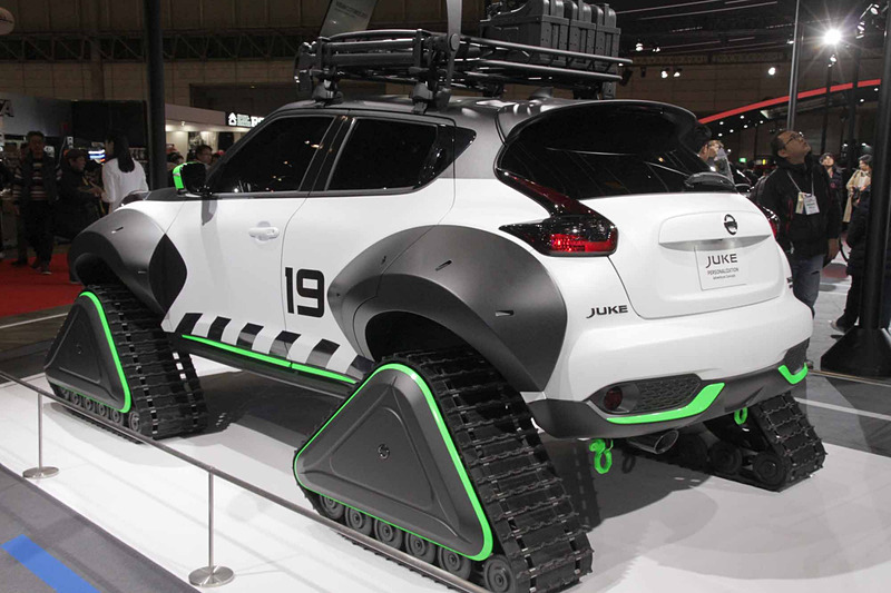 4本のタイヤの変わりに砂利道や雪道でも走行可能な専用のクローラーを装着した「JUKE Personalization Adventure Concept」