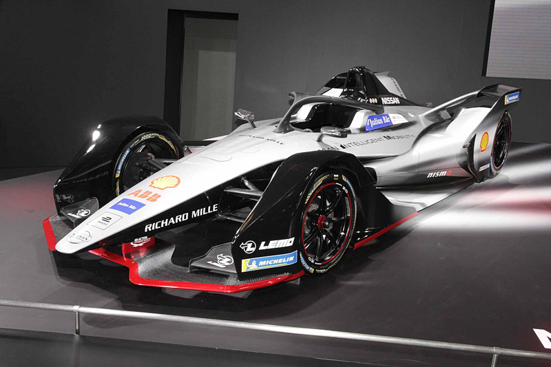 2018年12月15日にサウジアラビアで開催された「ABB FIAフォーミュラE選手権」の開幕戦で、日産 e.damsチームのセバスチャン・ブエミ選手とオリバー・ローランド選手がそれぞれ6位と7位と好成績を収め、2台揃ってポイントを獲得した「NISSAN FORMURLA E」