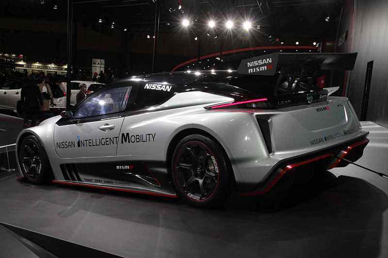 日産のモータースポーツを担うNISMOのレーシングテクノロジーによって開発され、先代の2倍以上の最高出力と最大トルクを発生する新型EVレーシングカー「NISSAN LEAF NISMO RC」