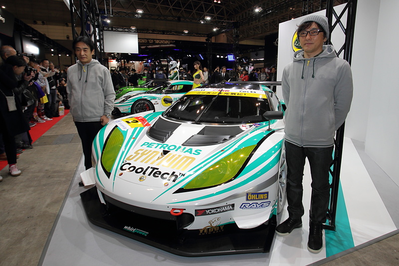 2019年のカラーリング「SUPER GT 300 EVORA」と参戦する2人のドライバー 高橋一穂選手（左）、加藤寛規選手（右）