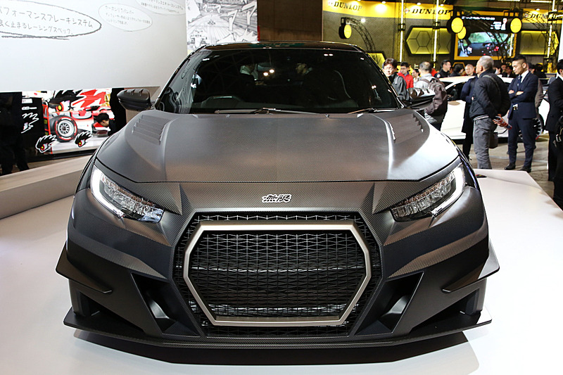 MUGEN RC20GTは専用のエアロパーツを装着し、純正状態のシビック TYPE Rから大きな意匠チェンジを行なっている。どのアイテムも空力特性を意識した作りで、実際の走行テストでも効果を確認している。機関系もエンジンはバランス取りやクリアランス調整が施され、徹底したフリクションロスを実現