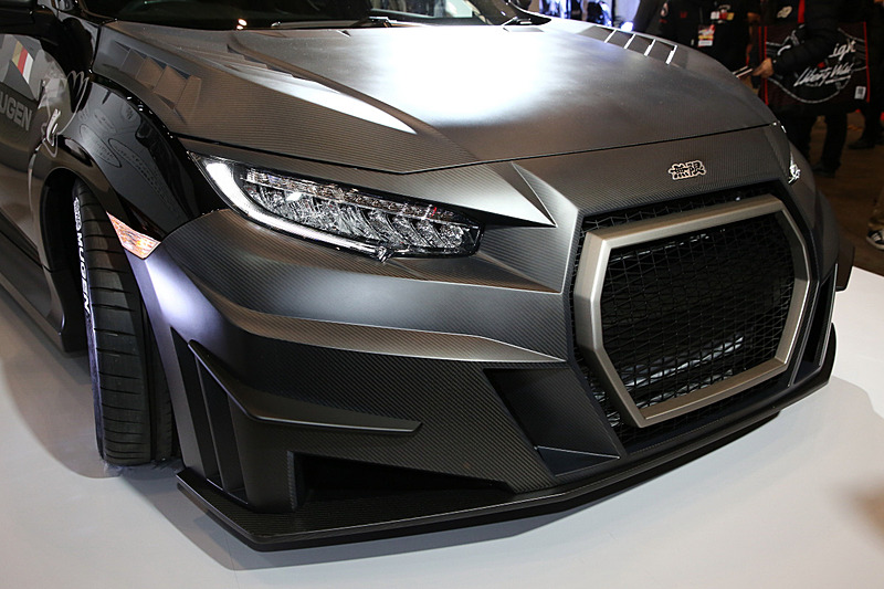 MUGEN RC20GTは専用のエアロパーツを装着し、純正状態のシビック TYPE Rから大きな意匠チェンジを行なっている。どのアイテムも空力特性を意識した作りで、実際の走行テストでも効果を確認している。機関系もエンジンはバランス取りやクリアランス調整が施され、徹底したフリクションロスを実現