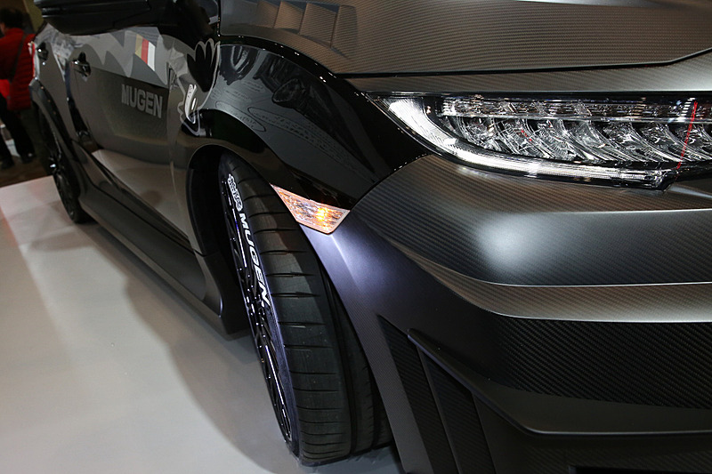 MUGEN RC20GTは専用のエアロパーツを装着し、純正状態のシビック TYPE Rから大きな意匠チェンジを行なっている。どのアイテムも空力特性を意識した作りで、実際の走行テストでも効果を確認している。機関系もエンジンはバランス取りやクリアランス調整が施され、徹底したフリクションロスを実現