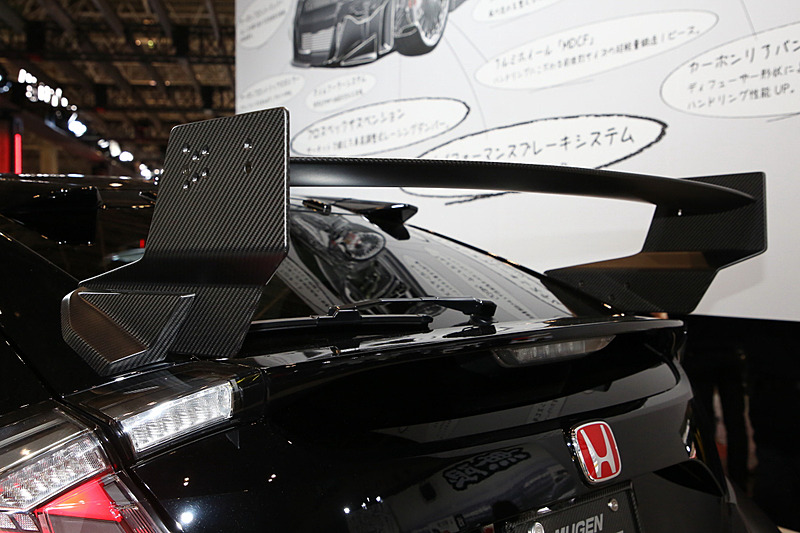 MUGEN RC20GTは専用のエアロパーツを装着し、純正状態のシビック TYPE Rから大きな意匠チェンジを行なっている。どのアイテムも空力特性を意識した作りで、実際の走行テストでも効果を確認している。機関系もエンジンはバランス取りやクリアランス調整が施され、徹底したフリクションロスを実現